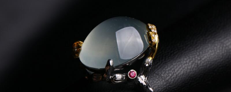 翡翠平安扣适合戴在衣服外面吗?